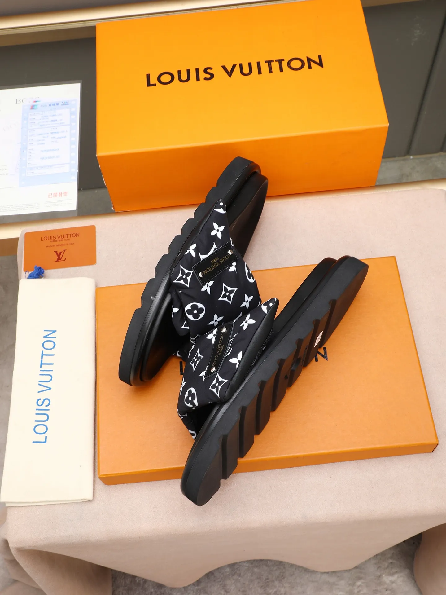 PP360 [LOUIS VUITTON] Louis Vuitton, LV printing, men's and women's slippers are on the market. The drawer box packaging comes with a cloth bag and a card. The upper pattern looks very soft and waxy, and it is a super versatile leg slimming tool. Fabric: imported denim/canvas/old fabric, LV hardware LOGO, official website pattern printing, comfortable to wear, feet: high-elastic PU water table. Sole: foam sole, heel height: about 5cm. Code number: 35-46, 35, 45, 46 are custom-made and non-returnable. Color: multiple colors and styles available.